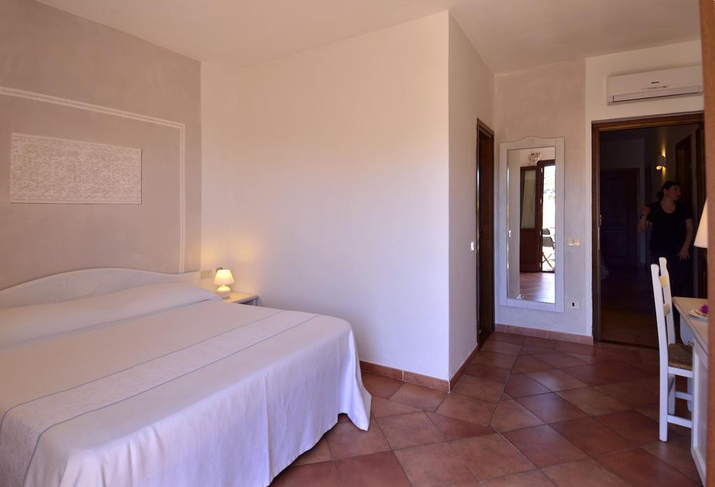 Boutique Hotel Sant'Andrea & Relais San Pantaleo Oda fotoğraf